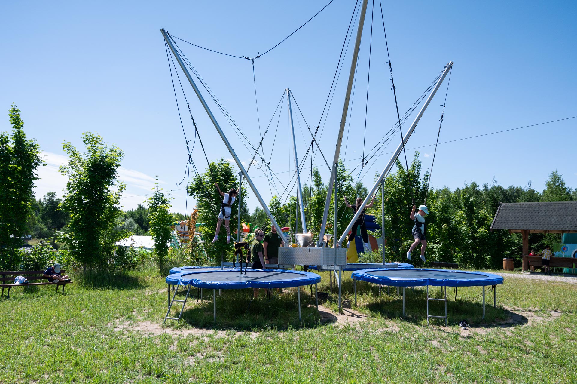 Dzieci ze szkoly w Parku Bartbo podczas integracji bawią się na na trampolinach